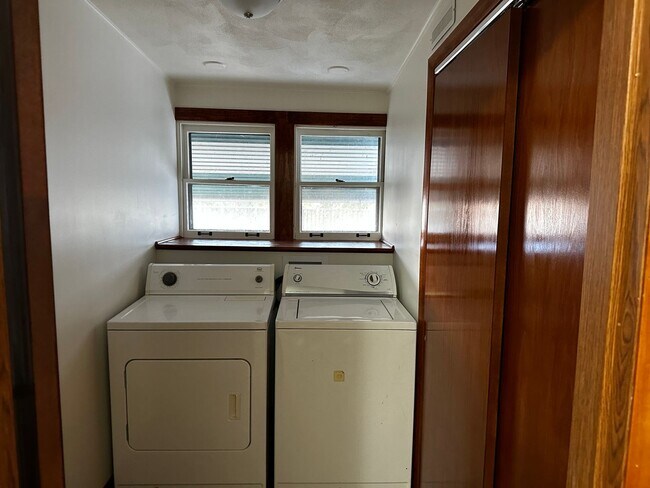 Building Photo - Pet Friendly 2 Bedroom in Delavan with Lar...