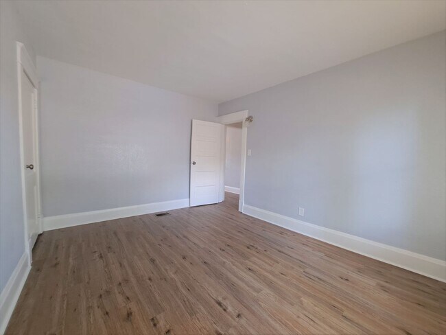 Building Photo - 2 Bed / 1 Bath for RENT in Lakeland's Hist...
