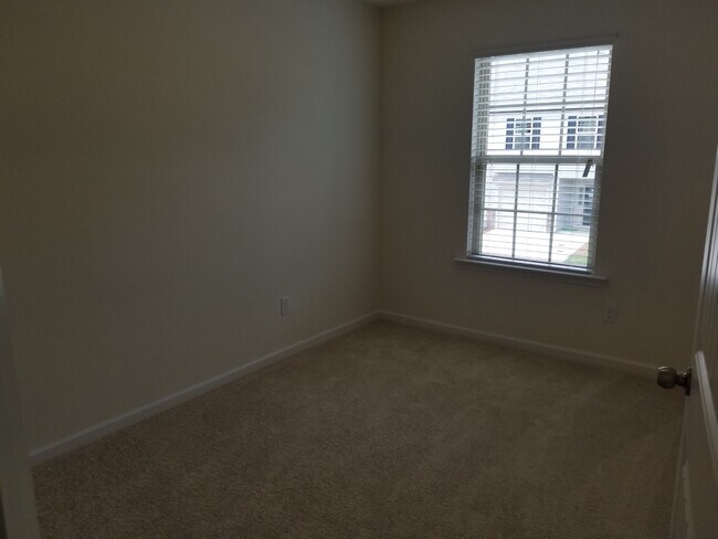 Building Photo - 54 E Grove Point Dr
