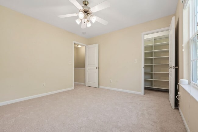 Building Photo - WOW!! - LARGE townhome  Close to everything