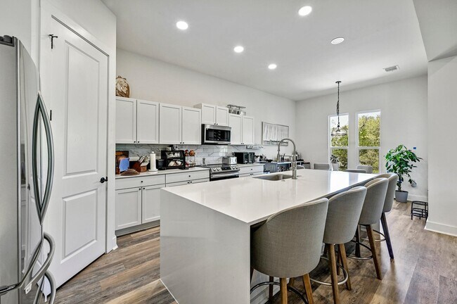 Building Photo - 104 Desert Rose S