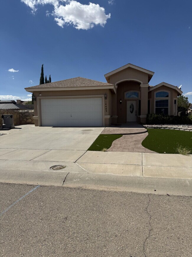 Building Photo - "Charming 3-Bedroom Retreat with 2 Full Ba...