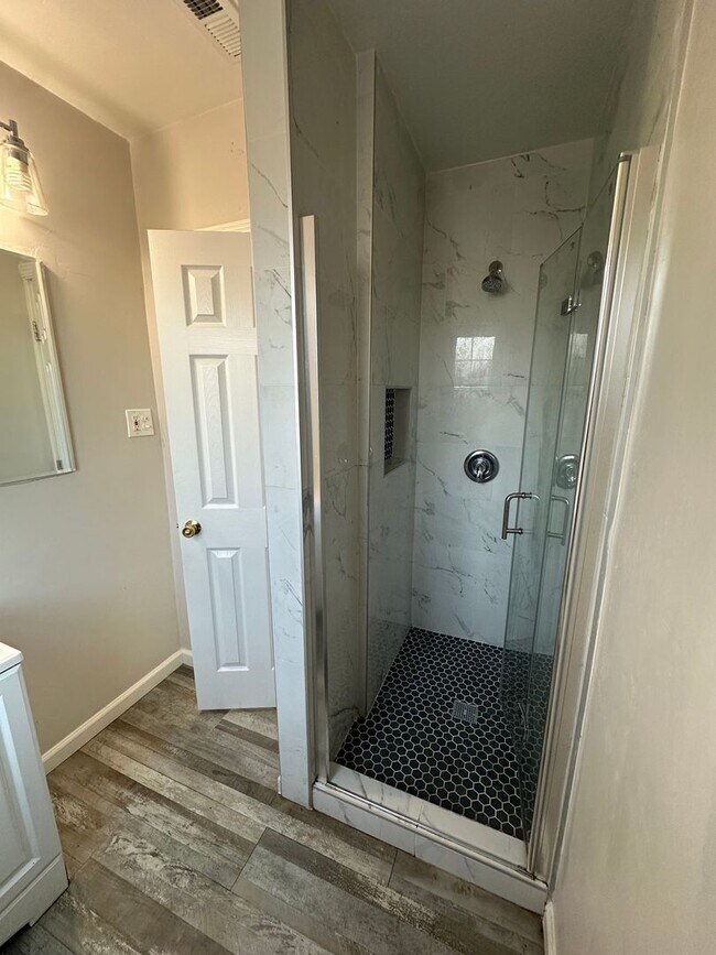 Building Photo - Newly Remodeled 3BR Home with Fireplace Ch...