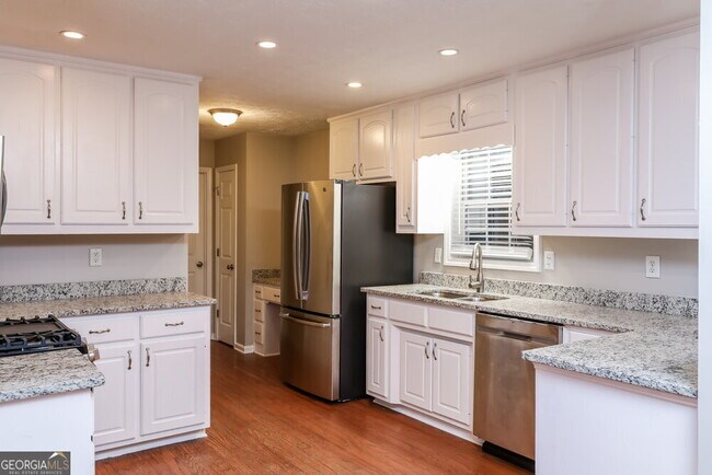 Building Photo - 655 Simon Ive Dr