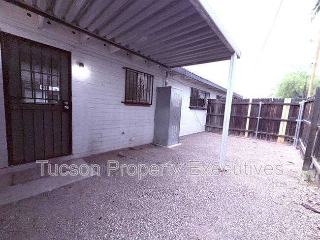 Building Photo - 4235 E Lee St
