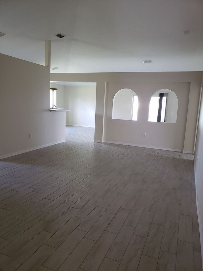 Building Photo - 2735 Suncoast Lakes Blvd