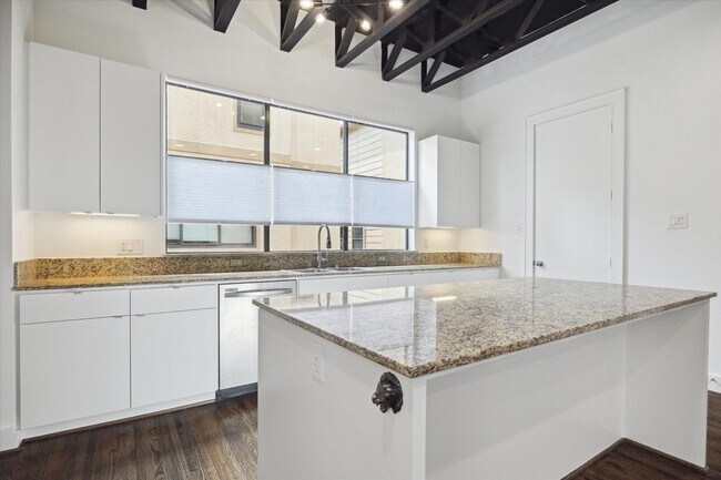 Building Photo - 1105 W 21st St