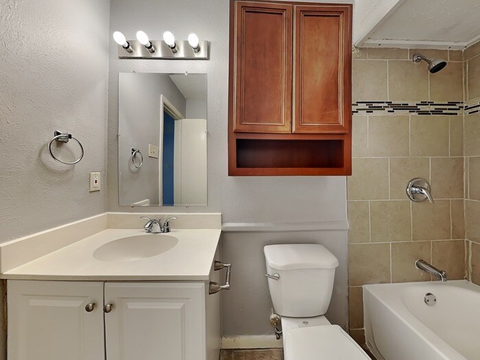 Building Photo - 1810 Hemlock Dr