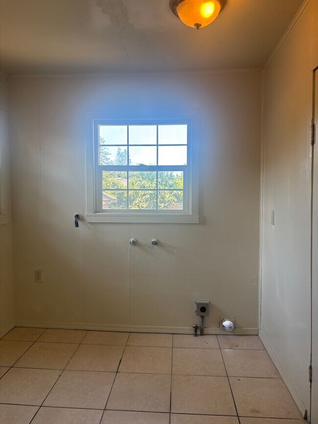 Building Photo - 3 Bed/2 Bath with additional bonus room. D...