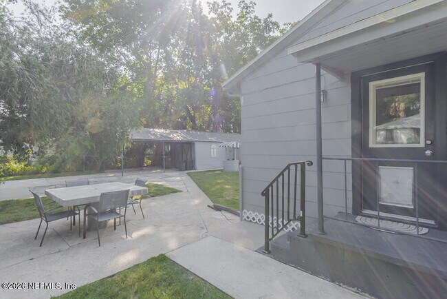 Building Photo - 1375 Menna St