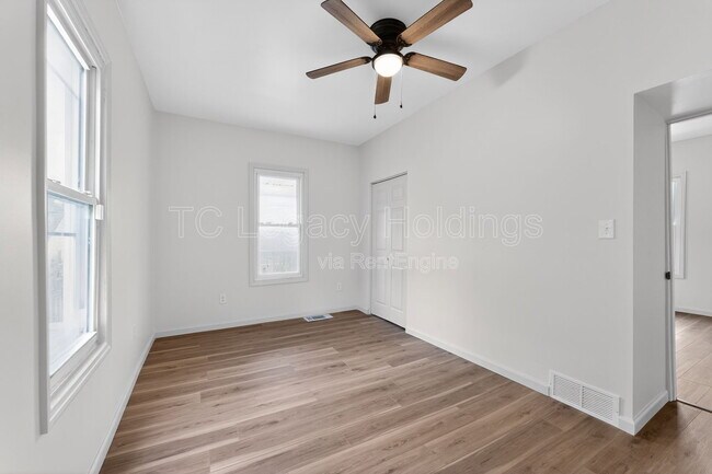 Building Photo - 407 Simpson Ave