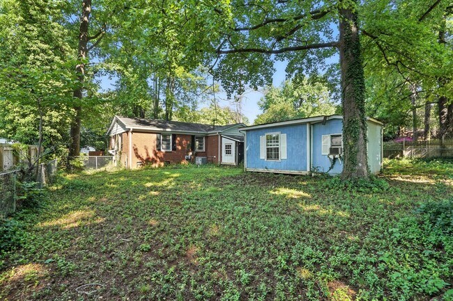 Building Photo - Charming Brick Ranch in Popular Oakhurst