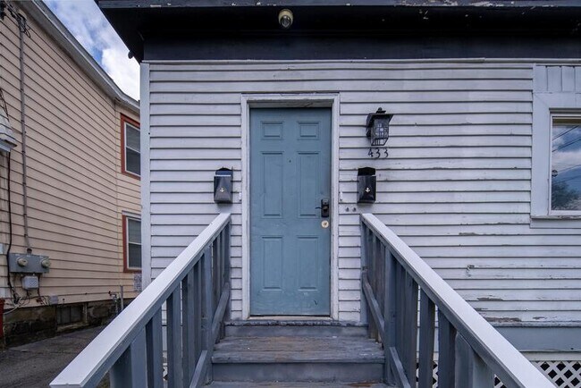 Building Photo - 433 Hamilton St