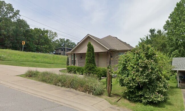 Building Photo - 1217 N Stephens Ave