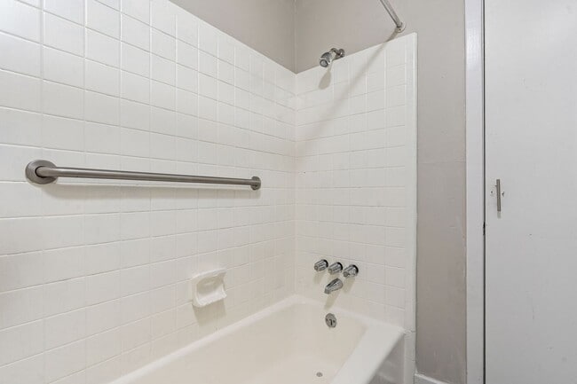 Building Photo - Celeste Manor - 1 Bedroom / 1 Bathroom, Updated