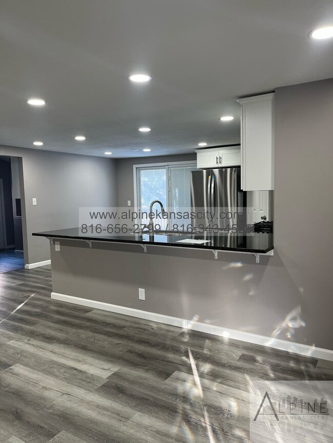 Building Photo - Available Mid January! 5 Bedrooms, PLUS Rec Room in Gladstone!