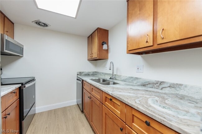 Building Photo - 7020 Carriage Hill Dr