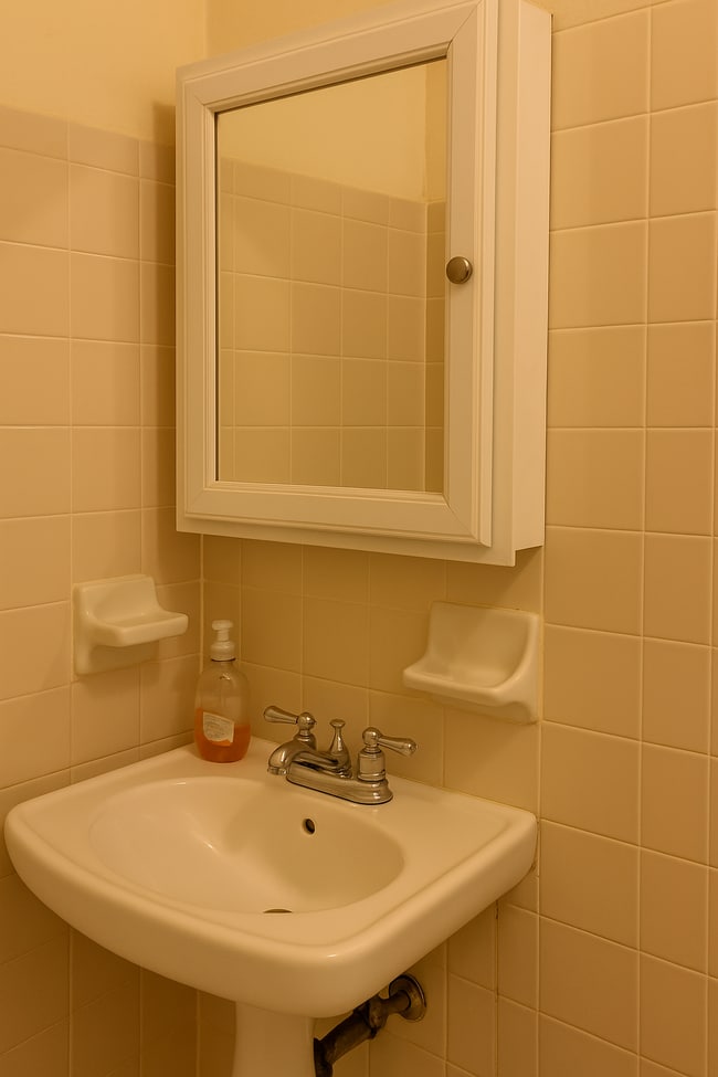 Building Photo - 708 Ave Y