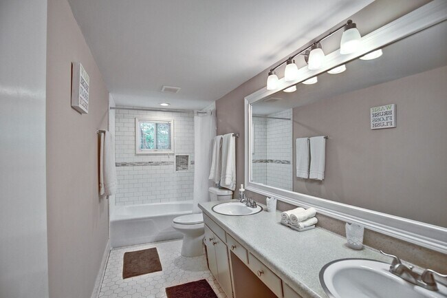 Building Photo - 2885 Duke of Gloucester St