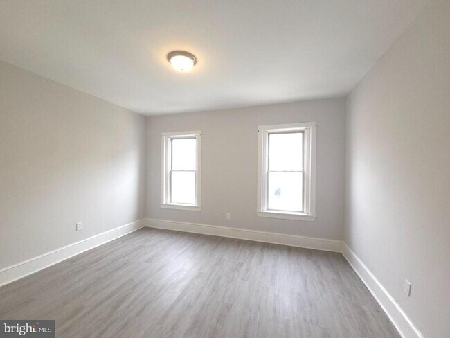 Building Photo - 54 Farson St