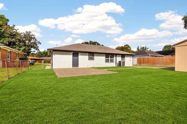 Building Photo - 1202 Dogwood Dr