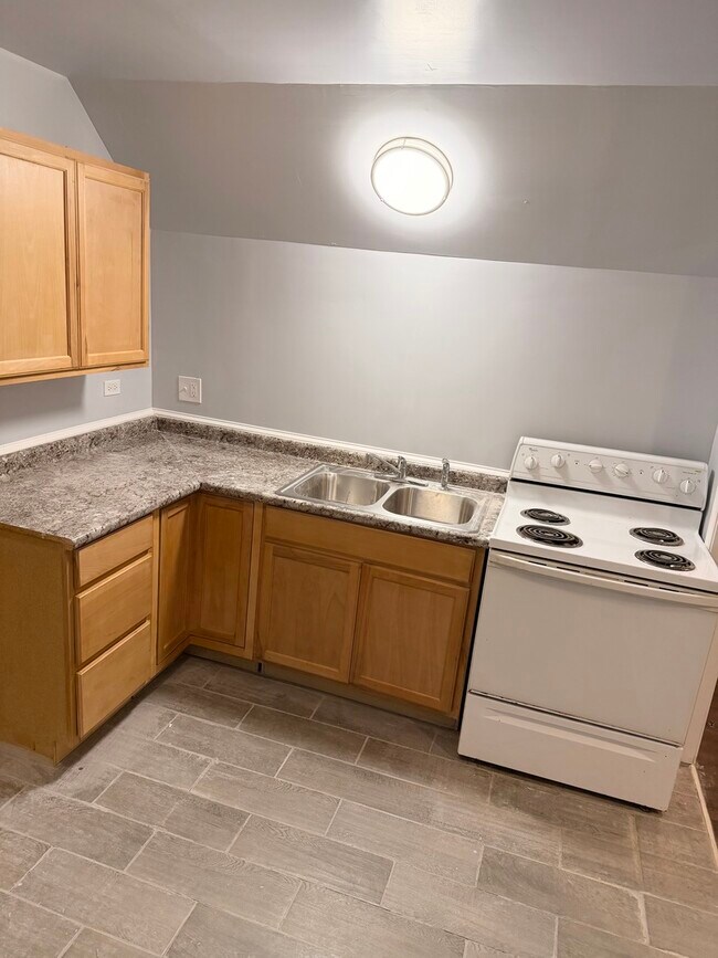 Building Photo - 14305 Irving Ave Unit 2