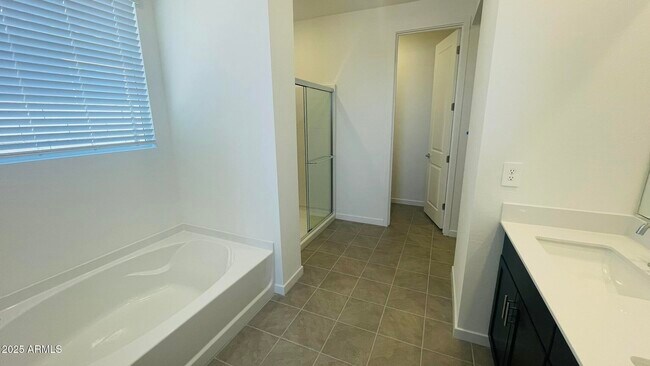 Building Photo - 37406 W San Clemente St