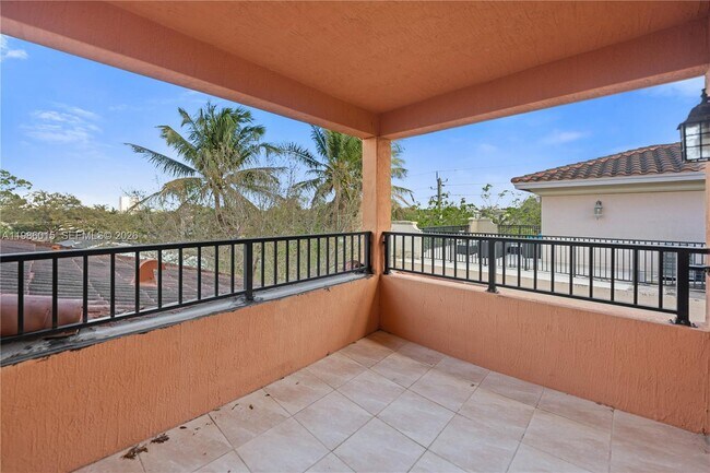 Building Photo - 819 SW 7th Ave