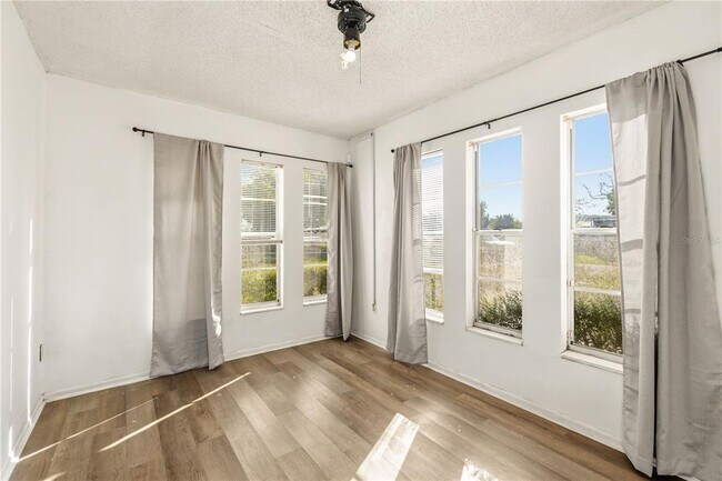 Building Photo - 2615 9th Ave Dr E