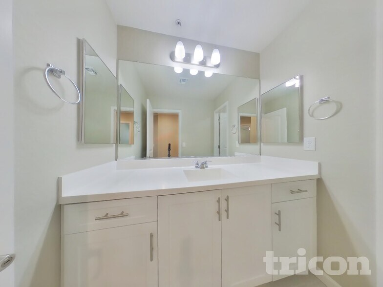 Building Photo - 12573 W Hummingbird Terrace