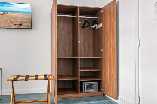 Building Photo - 1700 Alton Rd