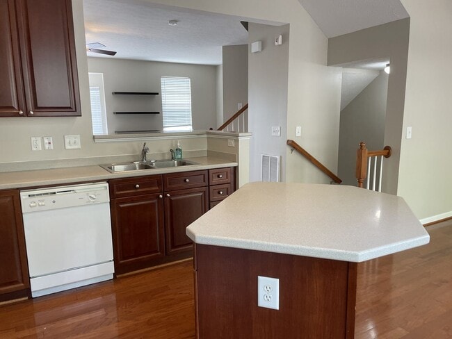 Building Photo - 3 Bedroom/2.5 Bath Townhome in Great Location