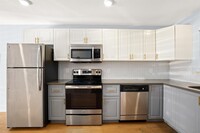 Building Photo - 909 Reinli St