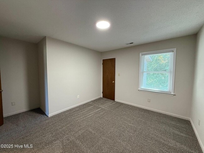 Building Photo - 102 Stallion Dr