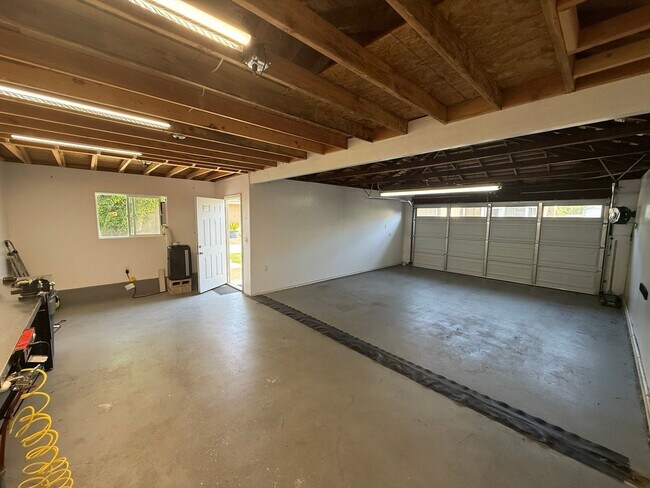 Building Photo - Lovely 3 Bedroom House w/ Finished Garage