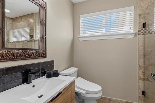 Building Photo - 25207 Lakeview Dr
