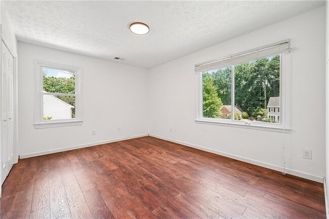 Building Photo - 5600 Surrey Ct