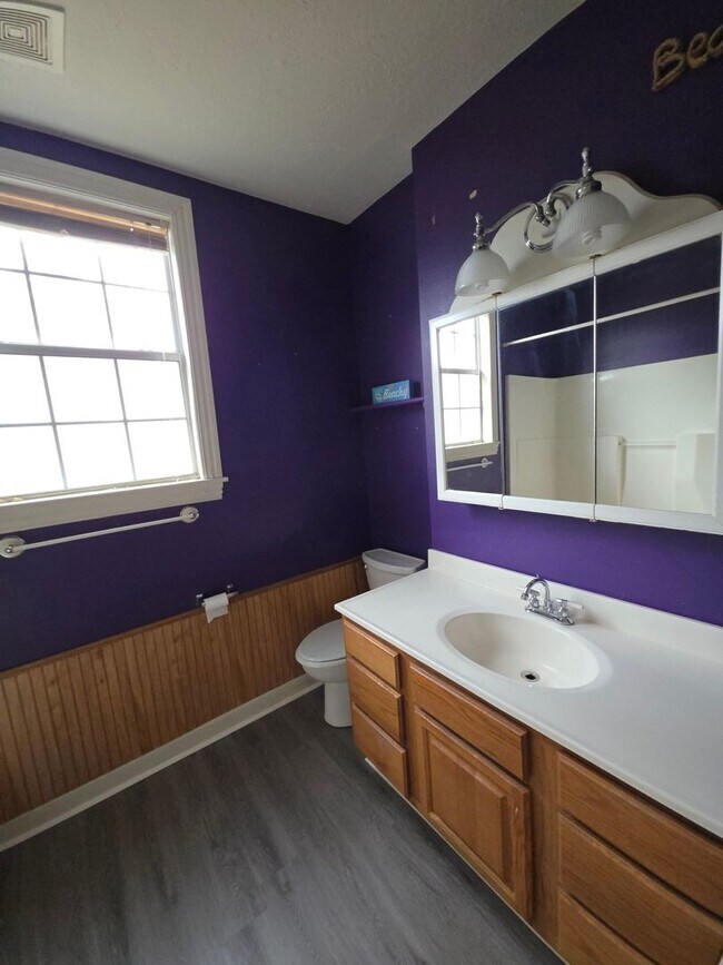 Building Photo - 217 W 7th St