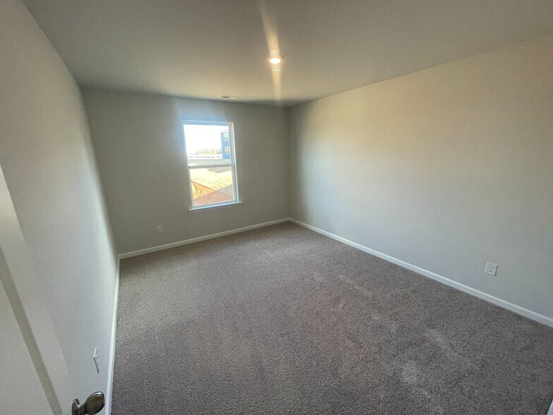 Building Photo - Room in House on Lavender Meadows Ct