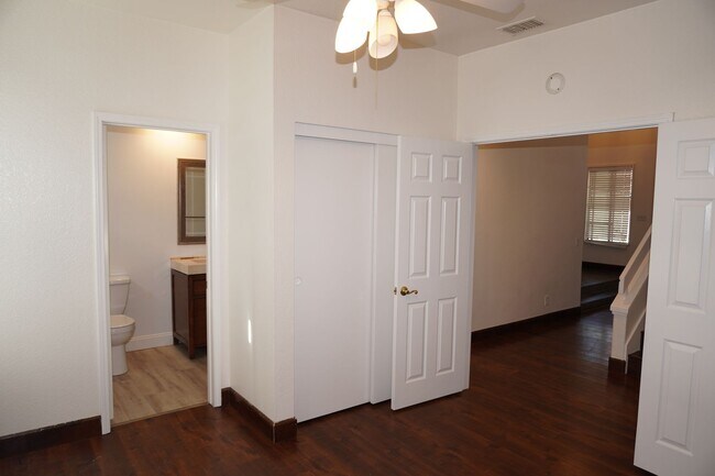 Building Photo - 10386 Meadow Creek Dr