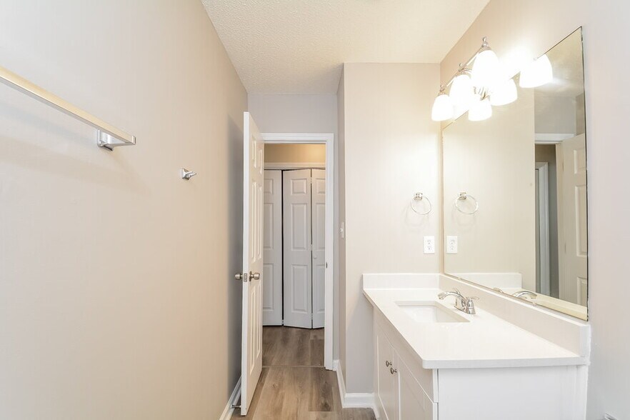 Building Photo - 1005 Henchman Ct
