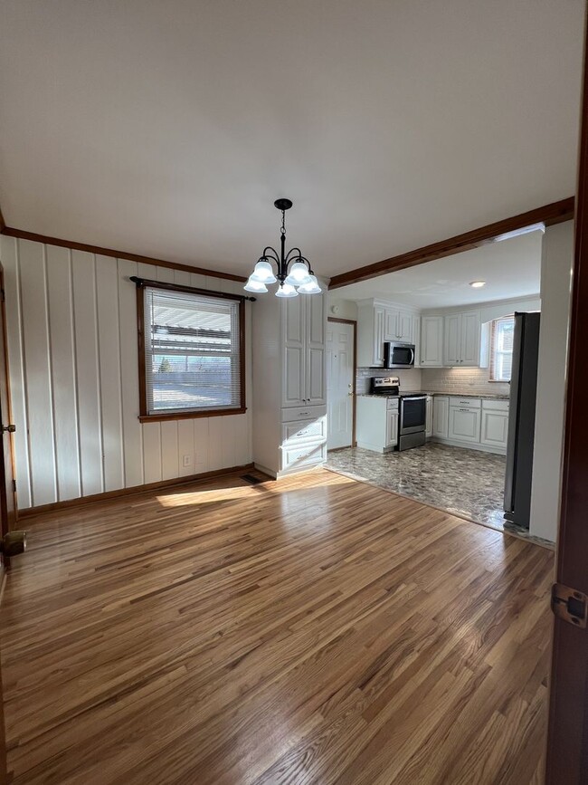 Building Photo - Single-Family Home with 2 Bedrooms and 1.5...