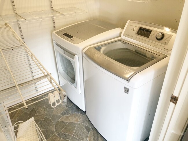 Building Photo - Amazing 2 bedroom townhome in the Woodbridge Community!