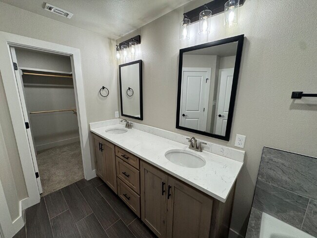 Building Photo - Charming 4-Bedroom Haven with 2 Full Baths...