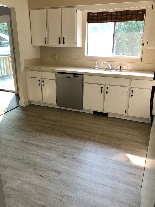 Building Photo - Spacious 4 Bed, 2 Bath House in West Fort ...