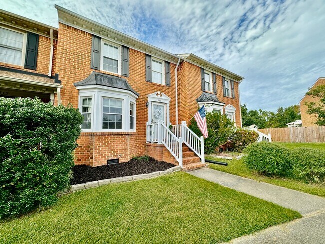 Building Photo - Available 11-14-25! Lakefront Townhome w/2...
