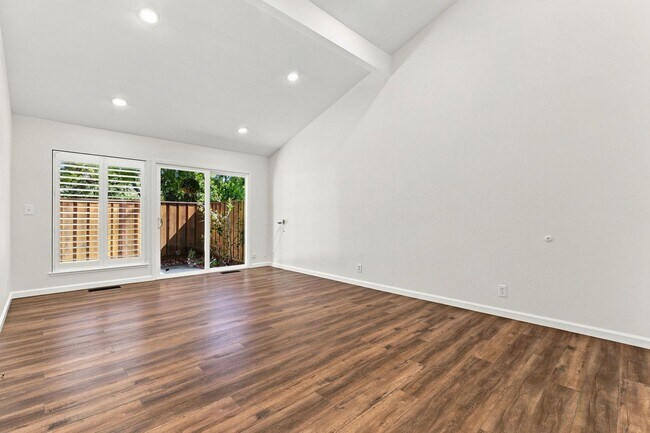 Building Photo - Northpoint Townhome