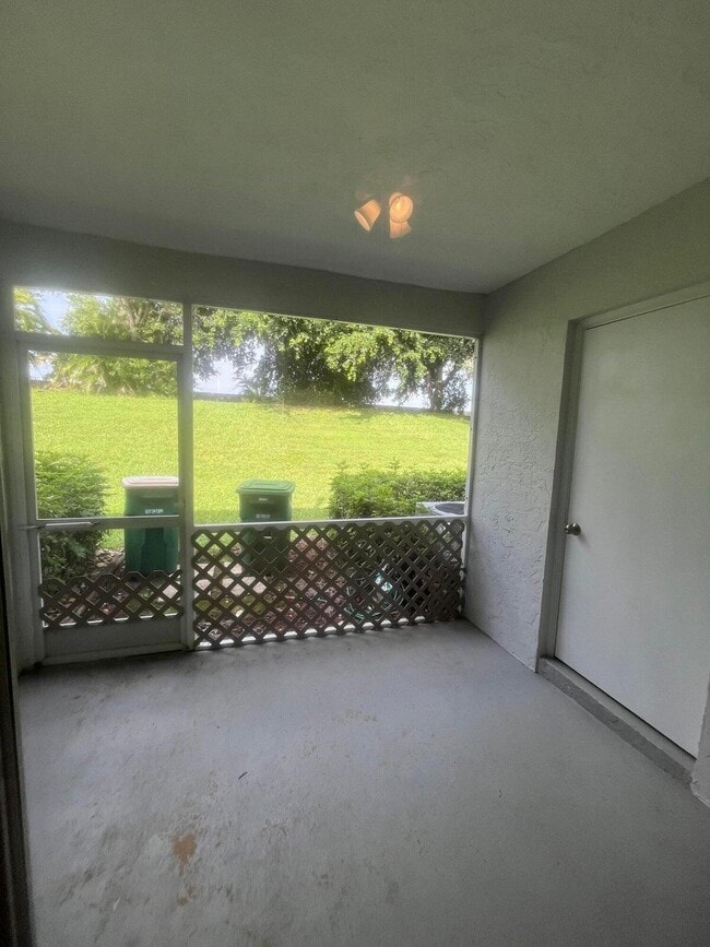Building Photo - 7823 Sanibel Dr