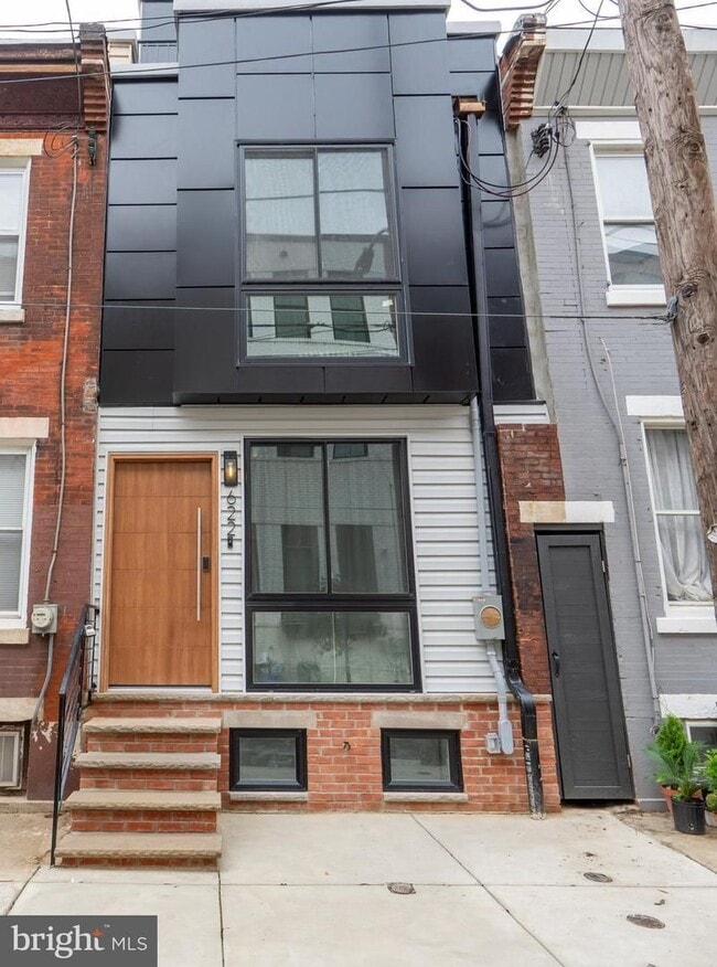 Building Photo - WOW brand new with Deck