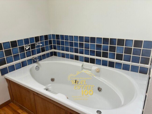 Building Photo - 928 SW Bay View Ln